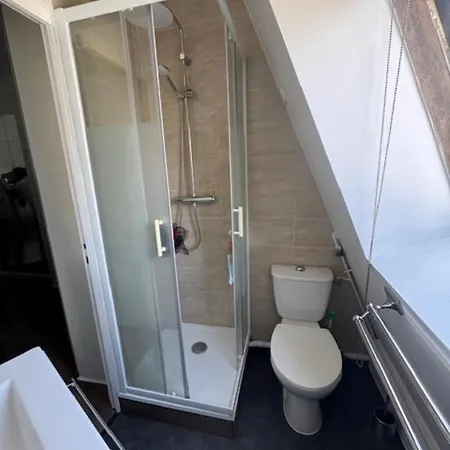 Apartament 16 *